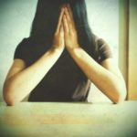 吐き気を感じる女性