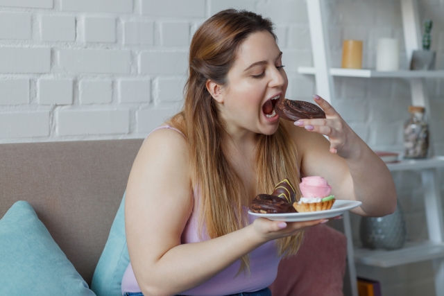 失恋して食欲が増える女性