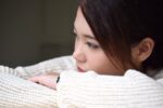 悩む女性