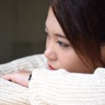 悩む女性