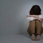 失恋して落ち込む女性