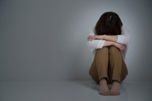 失恋して落ち込む女性