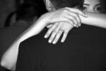 抱き合う男女