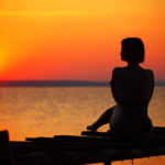 夕日と女性